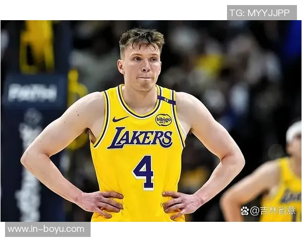 德里克怀特半场表现低迷仅得2分赛季状态引发球迷热议